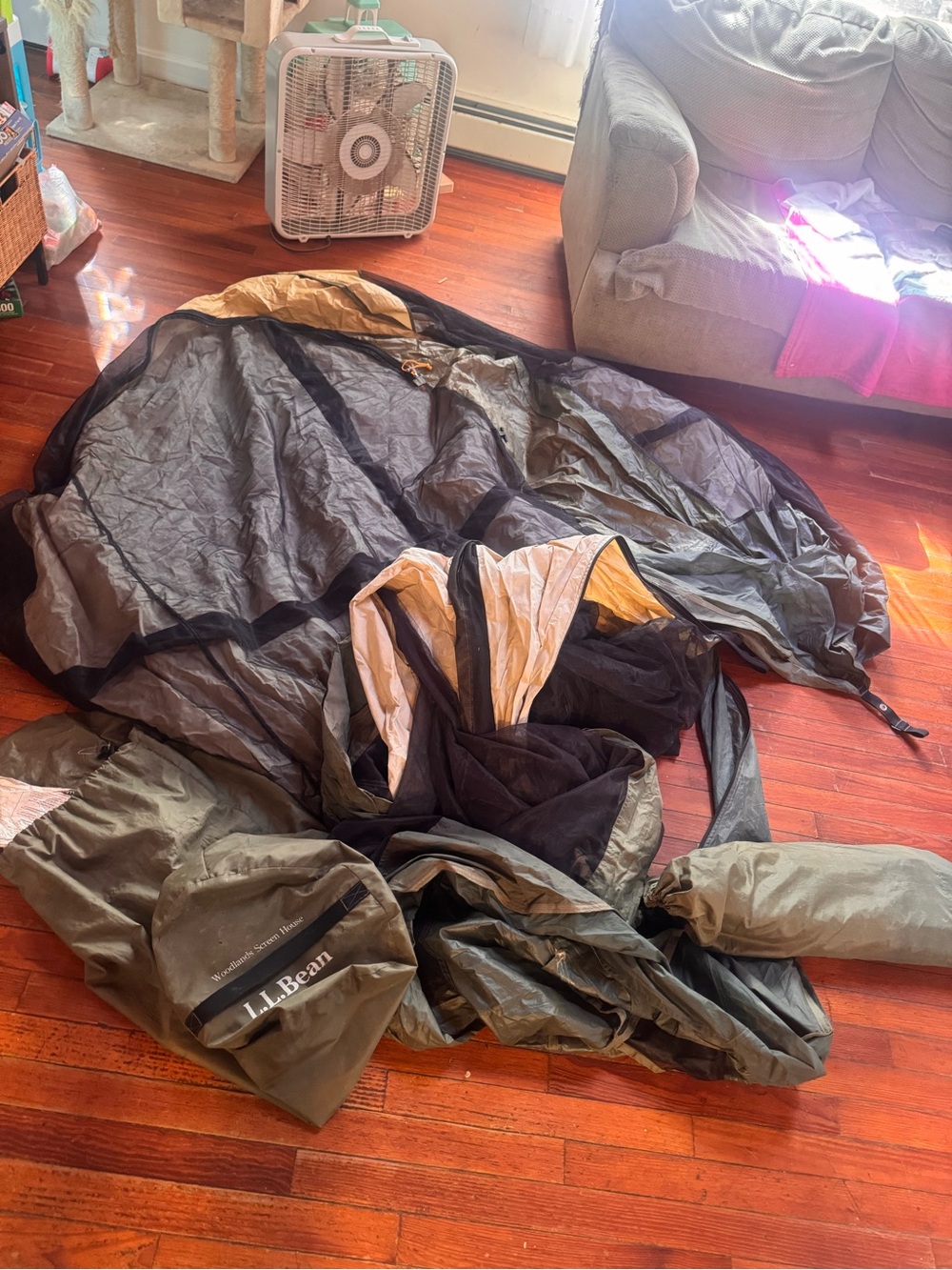 LL Bean Woodlands Screenhouse
roomy outdoor screen house not only keeps bugs o